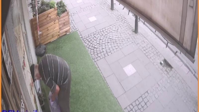 (Özel) Ümraniye’de yaşlı adamın çiçek saksılarını çalması kamerada
