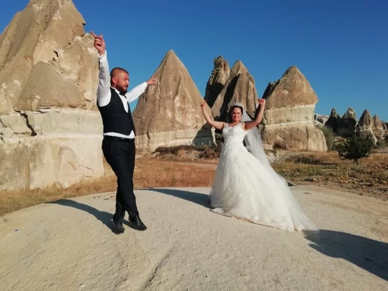 Aydın’dan gelen gelin damat, peribacaları arasında zeybek oynadı

