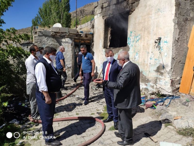 Kaymakam Perçi ve Belediye Başkanı Dölekli yanan evde incelemelerde bulundular
