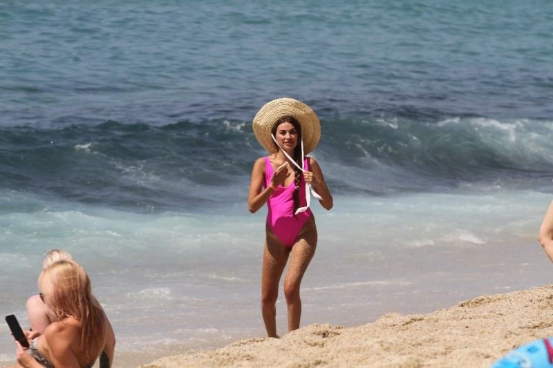 Kavurucu sıcaklardan bunalan turistler soluğu plajlarda aldı
