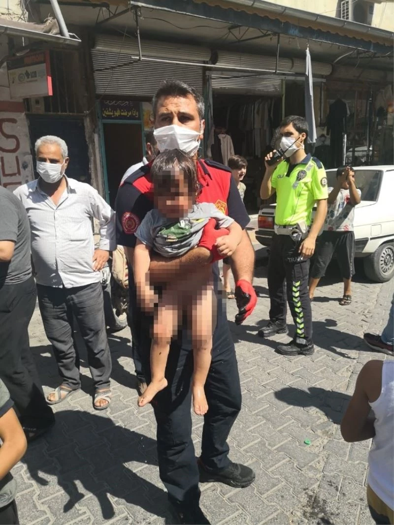 Araçta bırakılan küçük kız camlar kırılarak kurtarıldı
