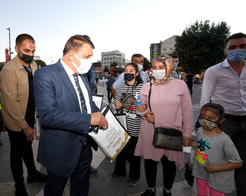 Kitap dağıtan Gürkan, kütüphane müjdesi verdi
