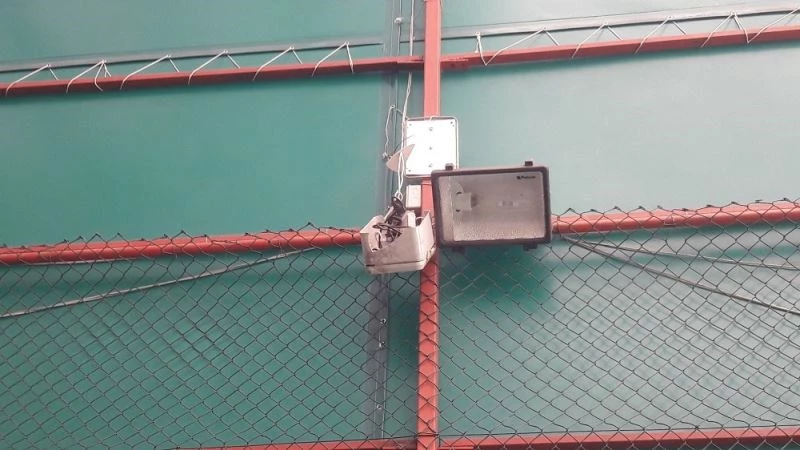 Halı sahanın kameralarını kırıp brandalarını kestiler
