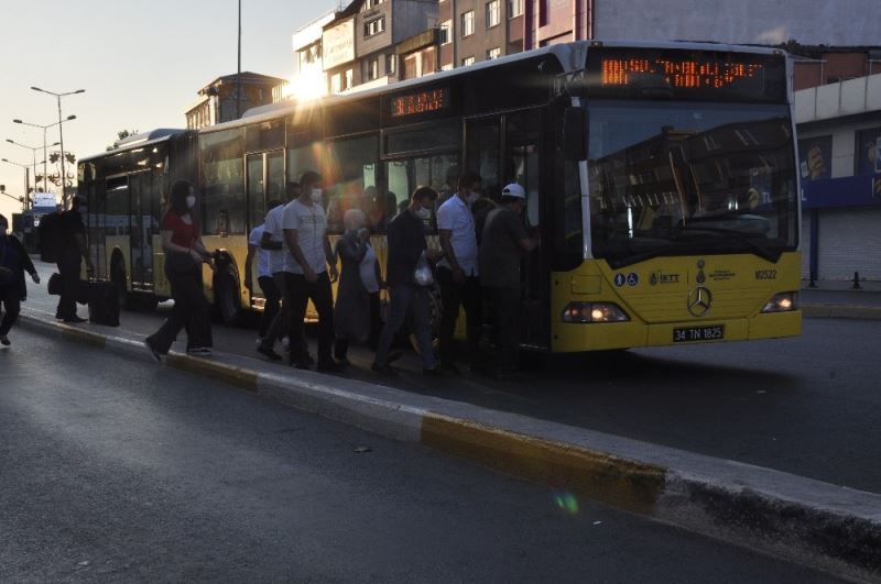 Sosyal mesafe hiçe sayıldı, yolcular otobüse  binmek için birbiriyle yarıştı
