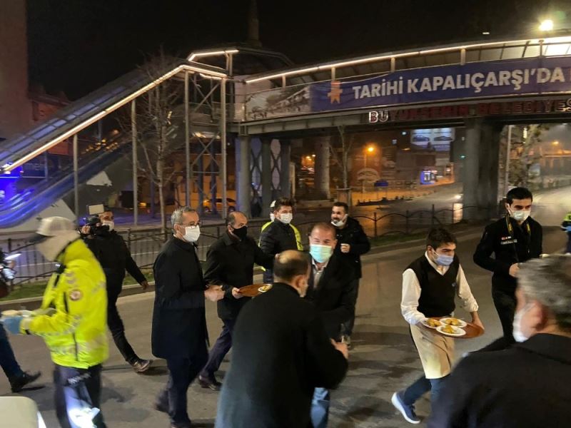 Alpedo-Kervan’dan polislere tatlı ve salep ikramı
