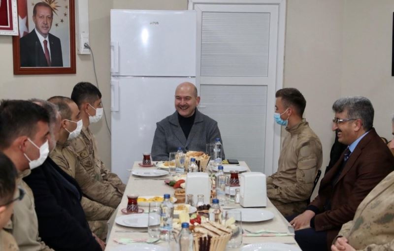 Bakan Soylu yılın ilk kahvaltısını üs bölgesindeki askerlerle yaptı
