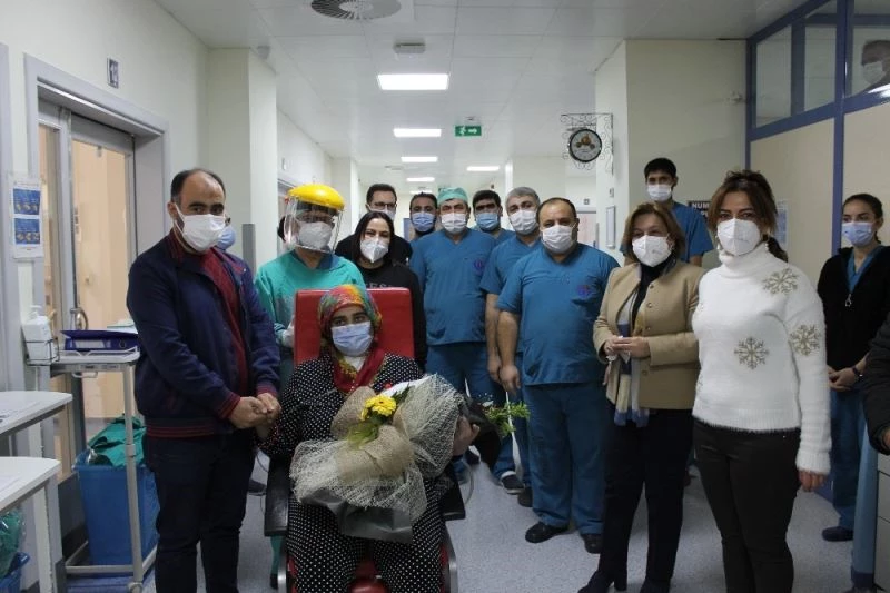 26 gün solunum cihazına bağlı kaldı alkışlarla taburcu oldu
