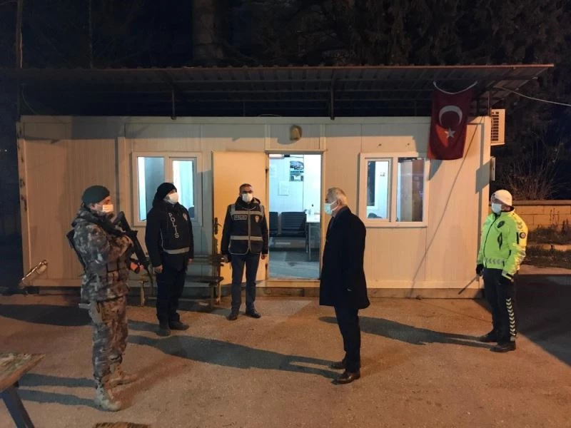 Isparta Valisi Seymenoğlu, yeni yıla görev başındaki kamu personelleriyle birlikte girdi
