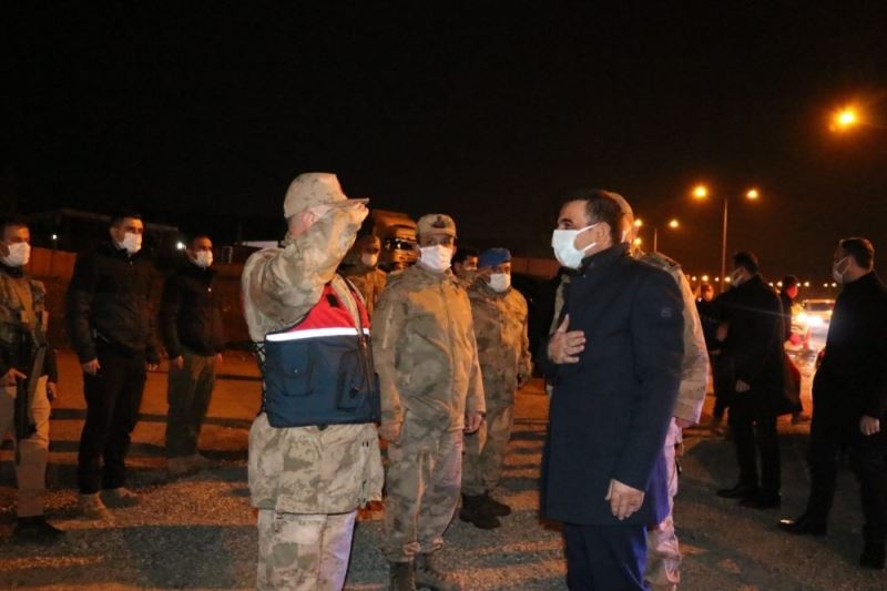 Siirt Valisi Hacıbektaşoğlu, kontrol noktalarındaki güvenlik güçlerinin yeni yılını kutladı
