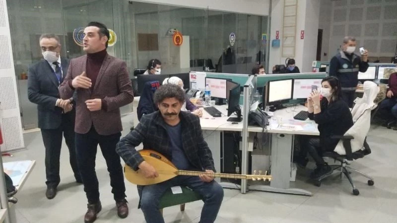 112 çalışanlarına bağlaması ve türküleriyle moral oldu
