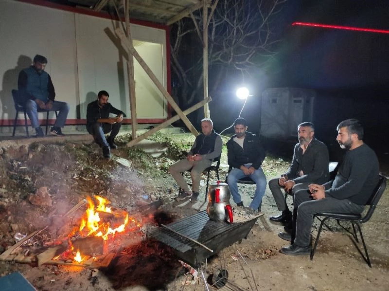 Paralarını alamadıklarını iddia eden işçiler yılbaşı gecesi şantiyede mahsur kaldı
