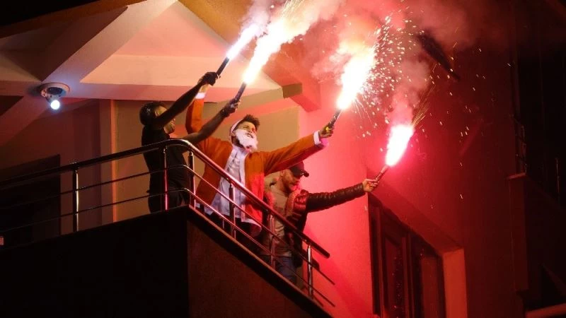 Balkonda meşale yaktılar, İstiklal Marşı söyleyerek yeni yıla girdiler
