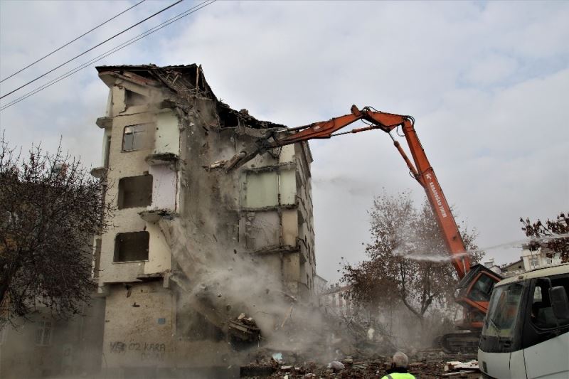 Elazığ’da 5.3’lük depremde ikinci kez hasar alan binanın kontrollü yıkımı başladı
