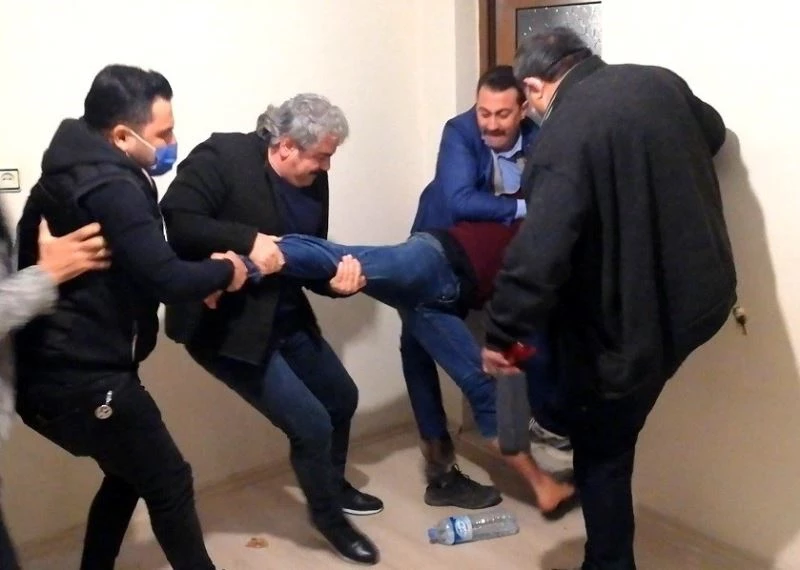 Sevdiği kızla evlenemeyen genç dokuzuncu kattan atlamak istedi
