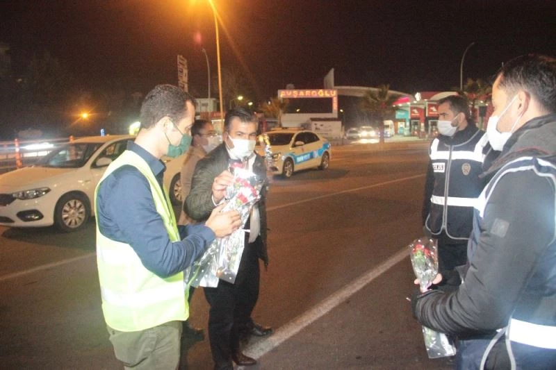 Yeni yıla girilirken görevi başındaki polisler unutulmadı
