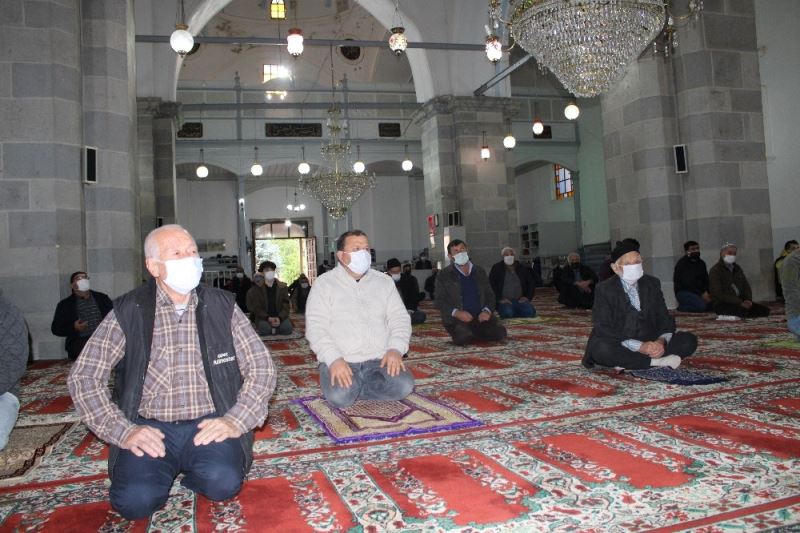 622 yıllık tarihi Bergama Ulu Camii’nde yeni yılın ilk cuma namazı
