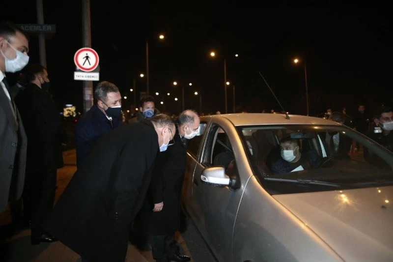 Emniyet Genel Müdürü Aktaş, yeni yıla uygulama noktasındaki polislerle girdi
