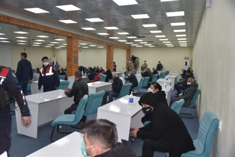 Kepçeyle duvarı yıkılarak girilen binada 89 kişi kumar oynarken yakalandı
