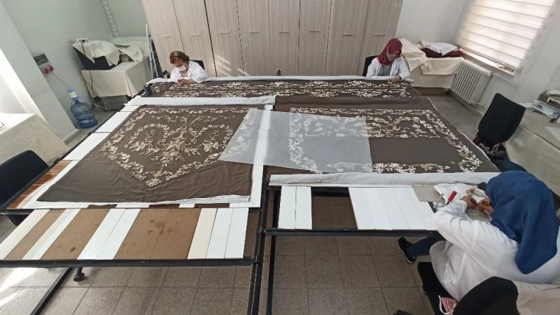 (Özel) Osman Gazi Türbesi’nin örtüsü ilmek ilmek işleniyor
