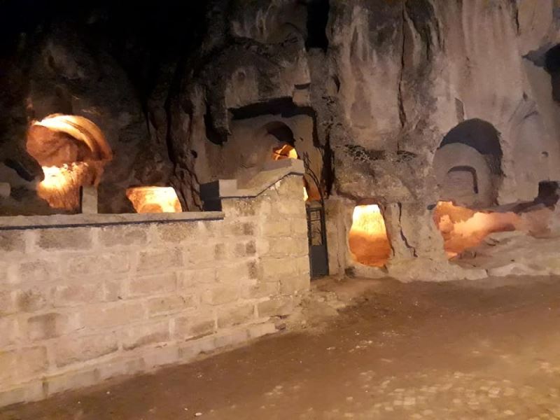 Frigya’daki 3000 bin yıllık tarihi mağaraları bir de gece görün
