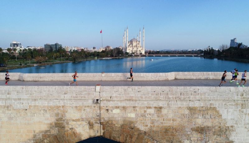 Adana Kurtuluş Yarı Maratonu’ kentin tarihi dokusunu yansıttı
