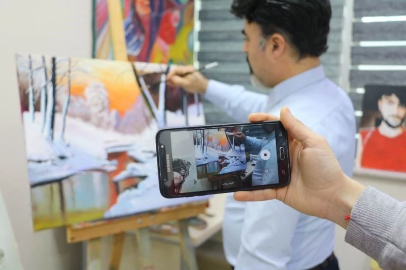 Ne pandemi ne de savaş onun resim aşkını engelleyemedi
