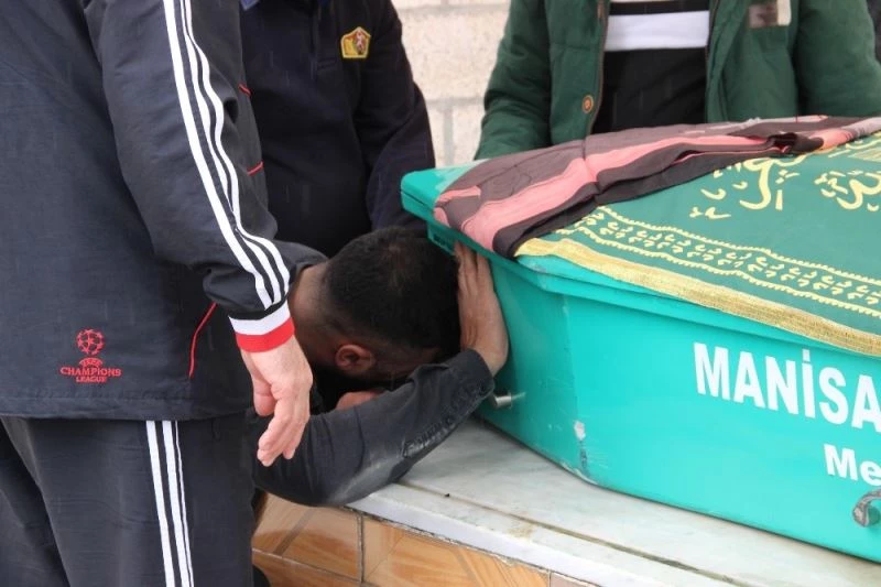 Evlilik teklifini kabul etmediği için öldürülen genç kız Manisa’da toprağa verildi
