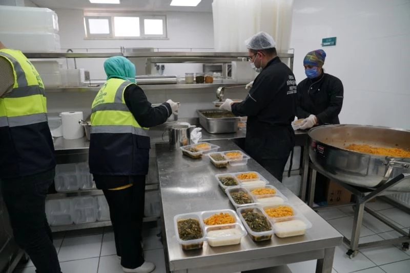 Üreticiler yetiştiriyor, aşevinde pişiriliyor
