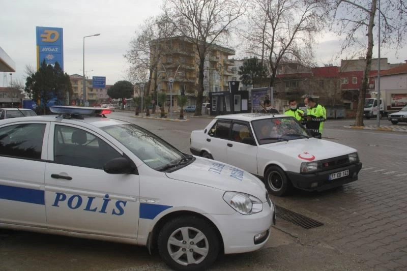 Ezine’de sokağa çıkma kısıtlamalarına uyuluyor
