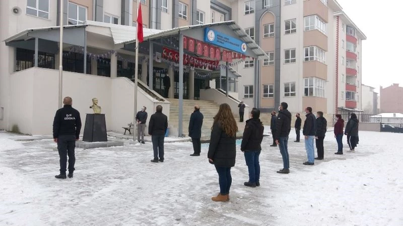Ardahan’da tüm okullarından İstiklal Marşı sesleri yükseldi
