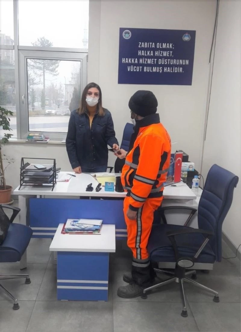 Çöp temizlerken eşya buluyor, her seferinde örnek oluyor
