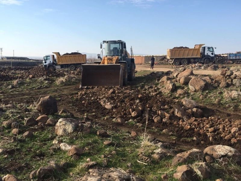 Ergani Belediyesi kırsal mahalle yollarını kilitli parke taşı ile döşüyor
