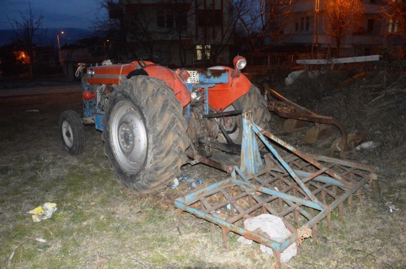 Traktörüne tırmık takmak isterken canından oldu
