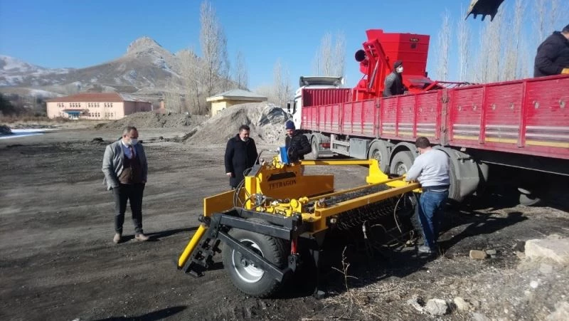 Fasulye hasat makinaları teslim alındı
