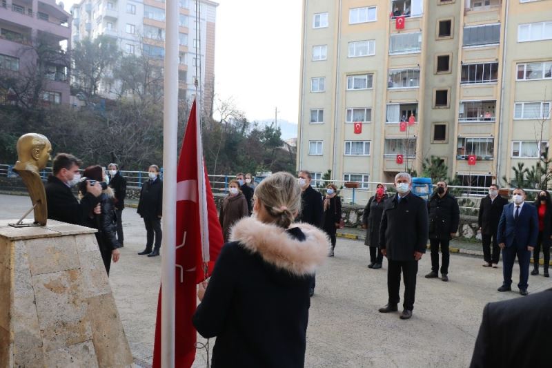 Zonguldak’ta bayrak töreni, minikler heyecanı balkonlarda yaşadı
