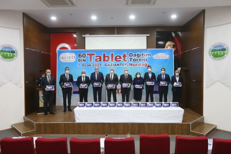 60 bin tablet Gaziantepli öğrencilerle buluştu
