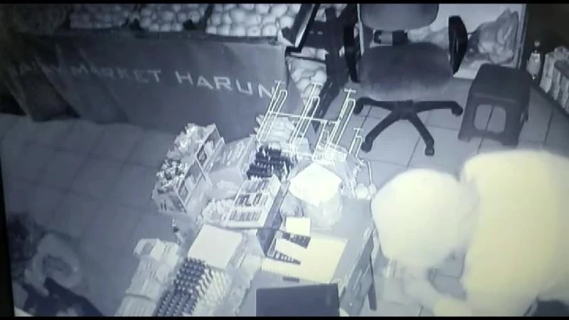 Hırsızın manavdan para çalma anı güvenlik kameralarına yansıdı

