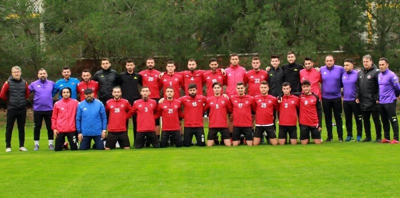 Gölcükspor Antalya kampında top başı yaptı
