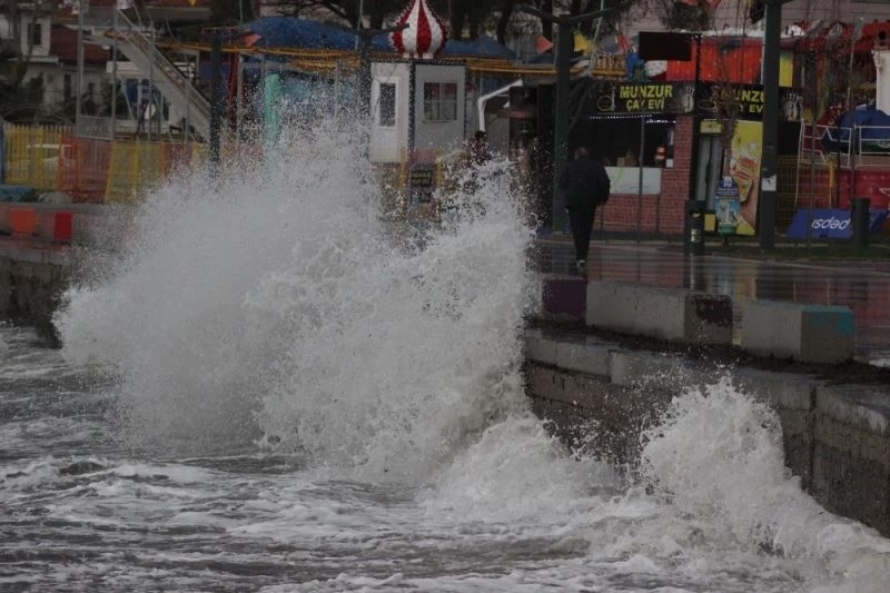 Lodosun sebep olduğu dev dalgalar sahilleri dövüyor

