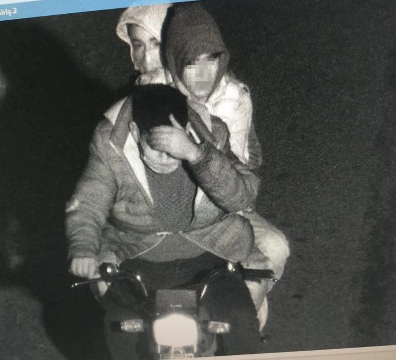 Cep telefonu bayisini soydular, motosiklet çalıp kapkaç yaptılar
