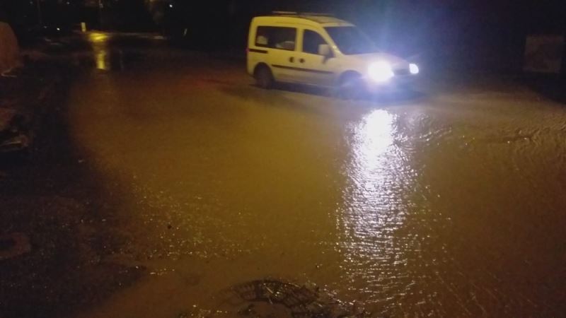 Meteoroloji turuncu kodla uyarmıştı, bir anda bastıran sağanak yolları göle çevirdi
