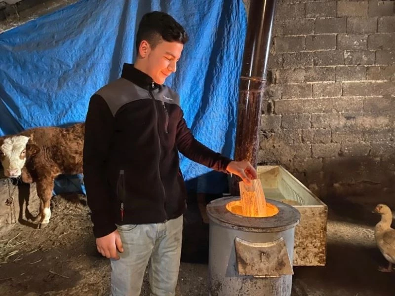 Hayvanlarını dondurucu soğuklardan korumak için ahıra soba kurdu
