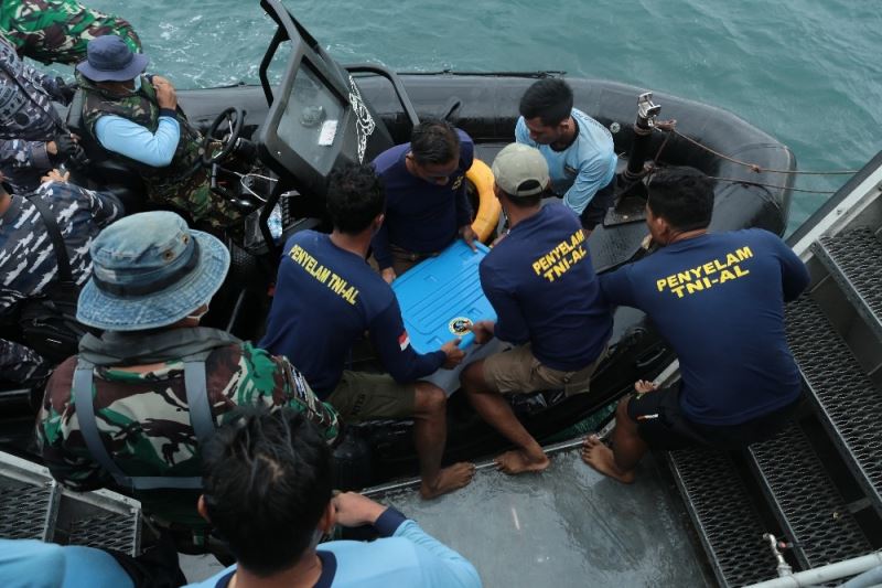 Endonezya’da düşen yolcu uçağının kara kutusu denizden çıkarıldı
