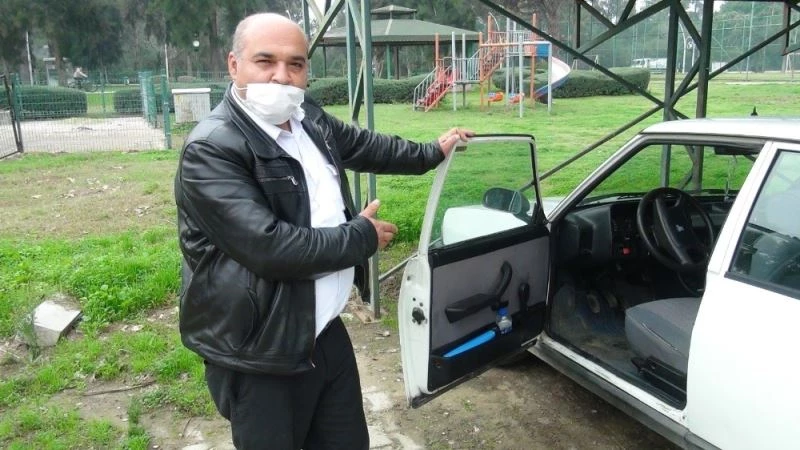 Pes etmediler çalıştıramadıkları otomobili iterek çalmaya çalıştılar
