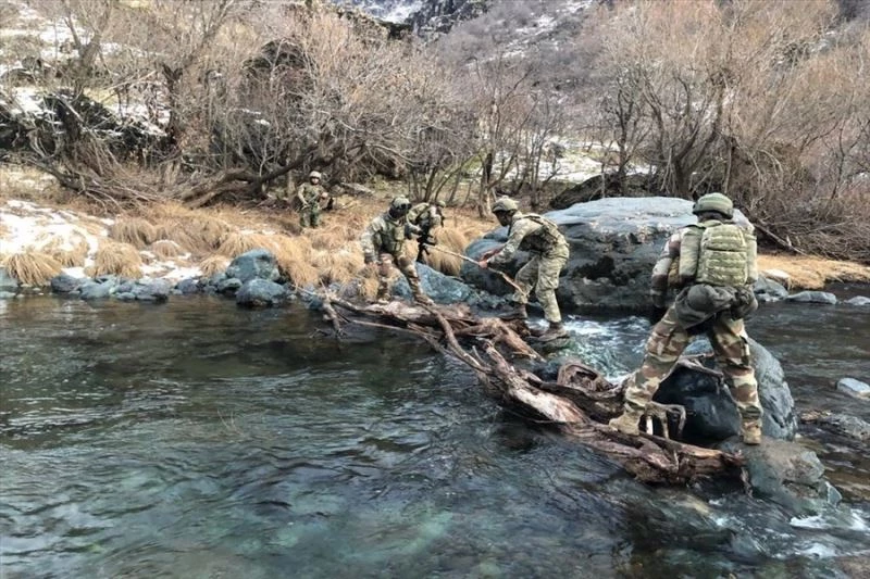 Mehmetçik, sudan geçemeyen köpeği omuzlarında nehrin karşısına taşıdı
