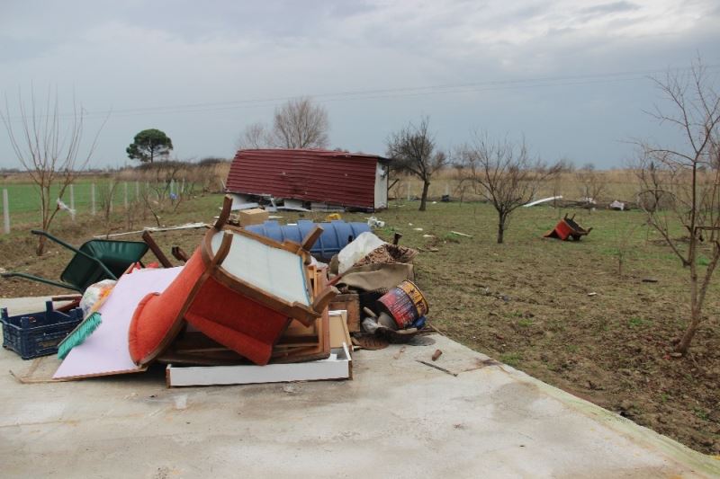 Manisa’da fırtına konteyner evi uçurdu: 2 yaralı
