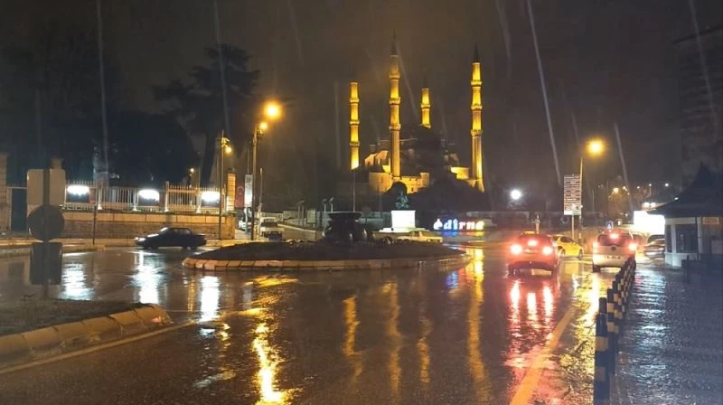Meteoroloji ‘dikkatli olun’ demişti, kuvvetli sağanak etkili oluyor
