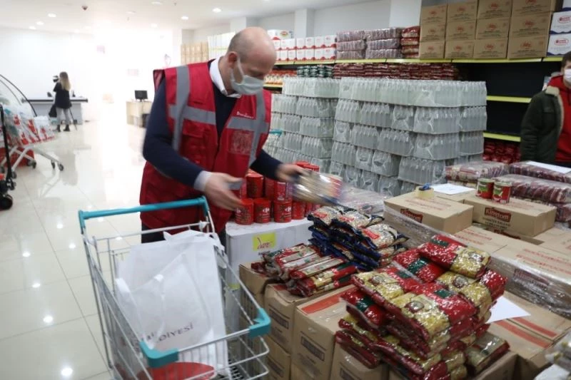 İzmit Belediyesi, toprak mahsullerini ihtiyaç sahipleriyle buluşturuyor
