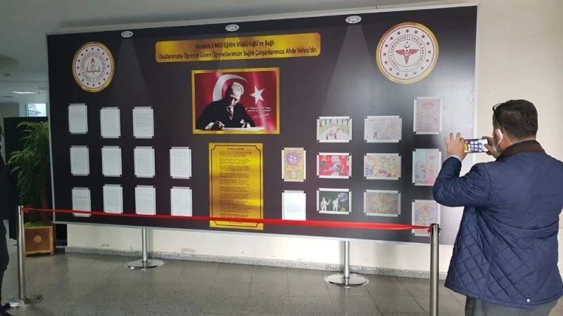 Öğrencilerden sağlık çalışanlarına mektuplu ve resimli ahde vefa panosu
