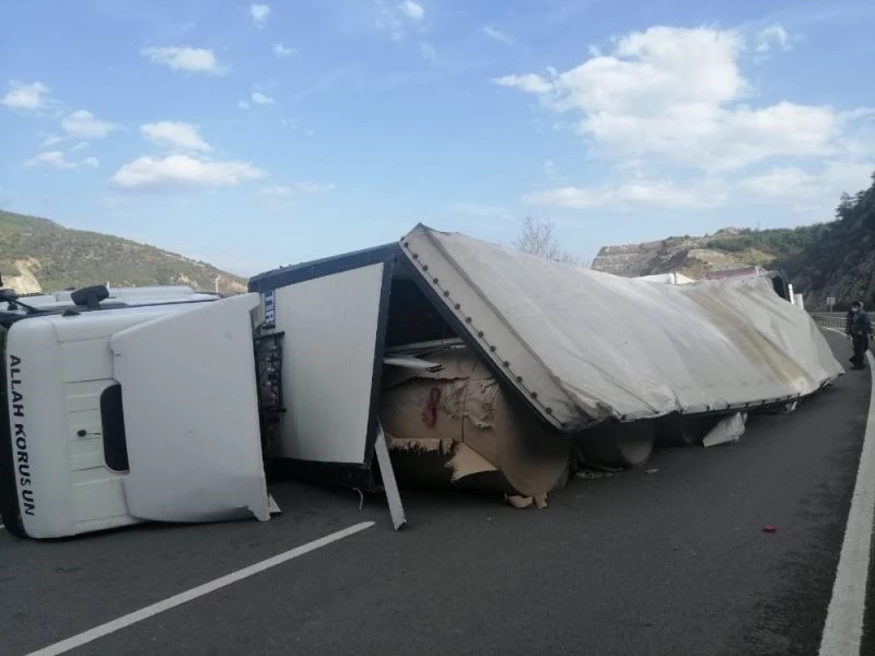 Rulo kağıt yüklü tır devrildi, ulaşım aksadı
